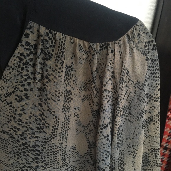 Aritzia WILFRED silk SMALL tunic snakeskin print! - Picture 2 of 7